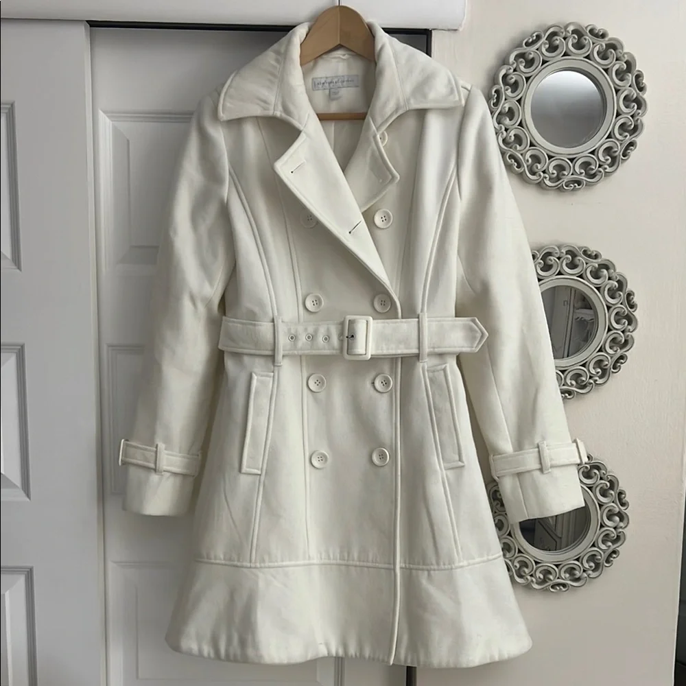 Elegant White Double-Breasted Coat - Picture 1 of 5
